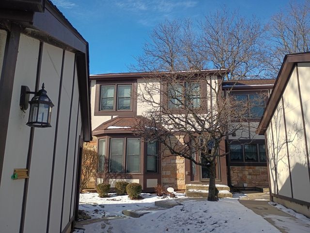 46 White Oak Circle 46, St. Charles, IL 60174