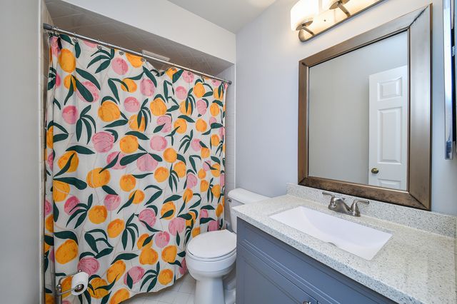 46 White Oak Circle 46, St. Charles, IL 60174