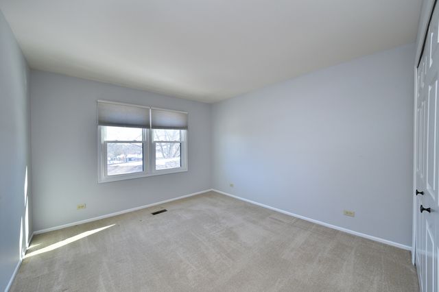 46 White Oak Circle 46, St. Charles, IL 60174