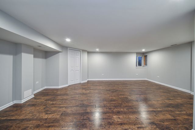 46 White Oak Circle 46, St. Charles, IL 60174