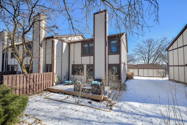 46 White Oak Circle 46, St. Charles, IL 60174