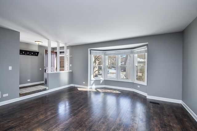 46 White Oak Circle 46, St. Charles, IL 60174