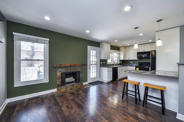 46 White Oak Circle 46, St. Charles, IL 60174