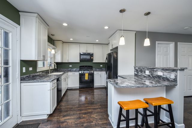 46 White Oak Circle 46, St. Charles, IL 60174