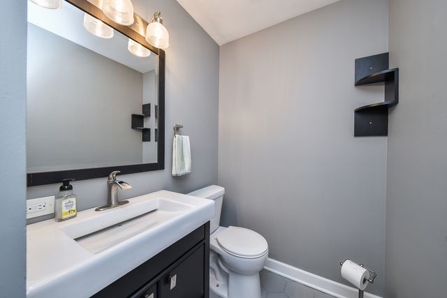 46 White Oak Circle 46, St. Charles, IL 60174