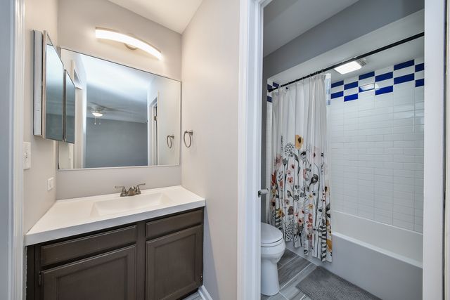 46 White Oak Circle 46, St. Charles, IL 60174