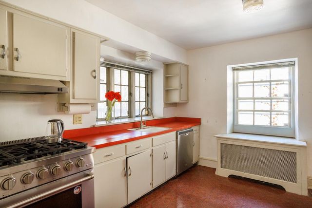 6710 LINCOLN DR, Philadelphia, PA 19119