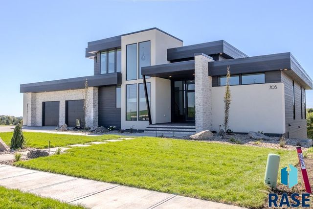 705 N Sanctuary Dr Drive, Sioux Falls, SD 57110