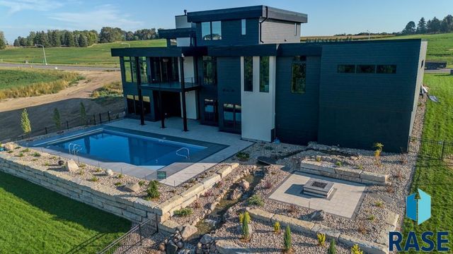 705 N Sanctuary Dr Drive, Sioux Falls, SD 57110