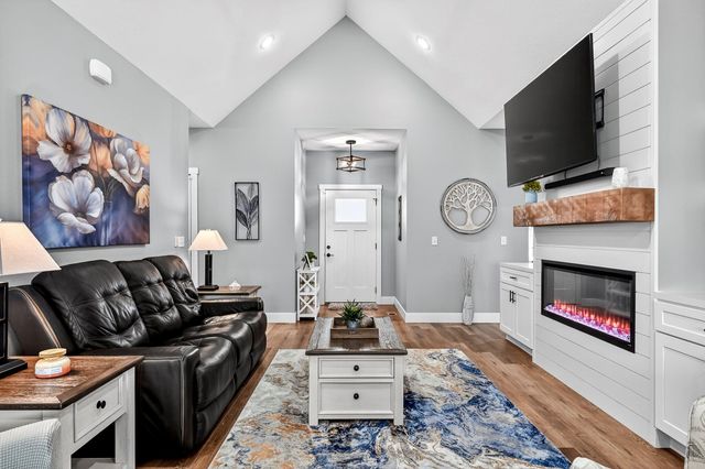 183 E Cowling Street, Republic, MO 65738