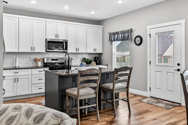 183 E Cowling Street, Republic, MO 65738