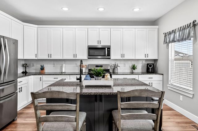 183 E Cowling Street, Republic, MO 65738