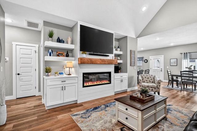 183 E Cowling Street, Republic, MO 65738