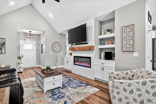 183 E Cowling Street, Republic, MO 65738