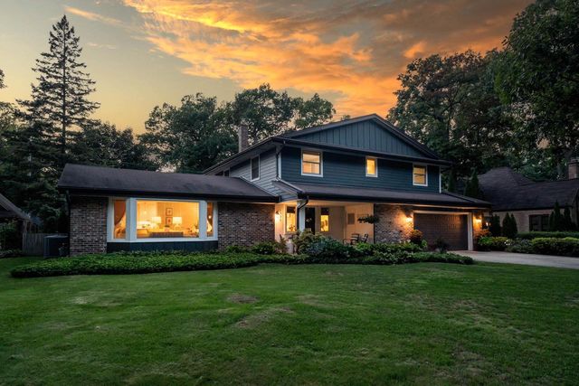 1521 N 122nd STREET, Wauwatosa, WI 53226