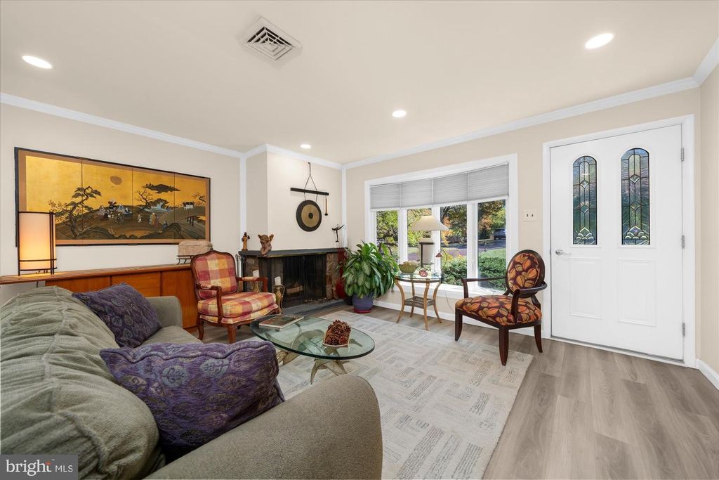 Image 2 of property listing at 6 LANTERN LN, Lansdale, PA 19446