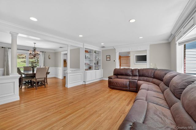 8 Aspen Way, Thornwood, NY 10594