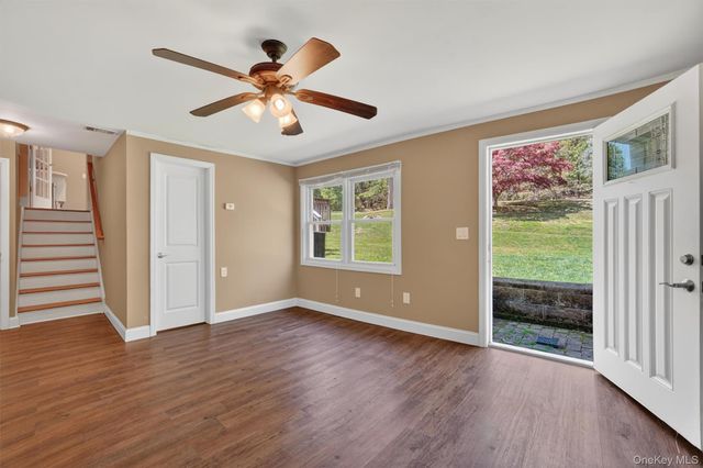 8 Aspen Way, Thornwood, NY 10594
