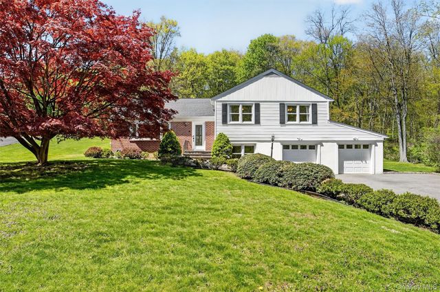 8 Aspen Way, Thornwood, NY 10594