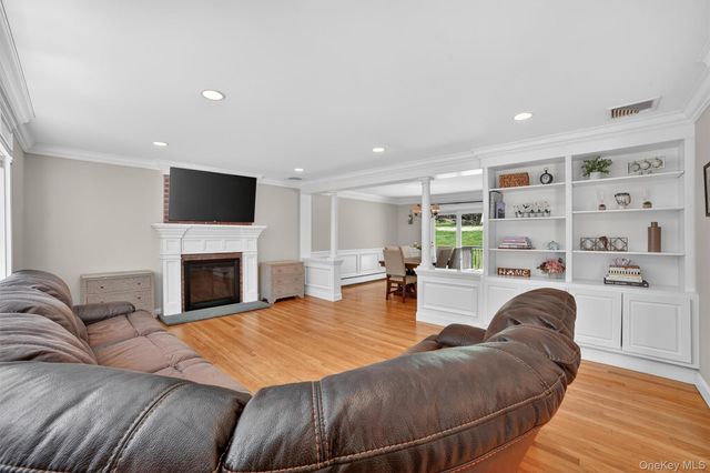8 Aspen Way, Thornwood, NY 10594