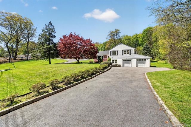 8 Aspen Way, Thornwood, NY 10594