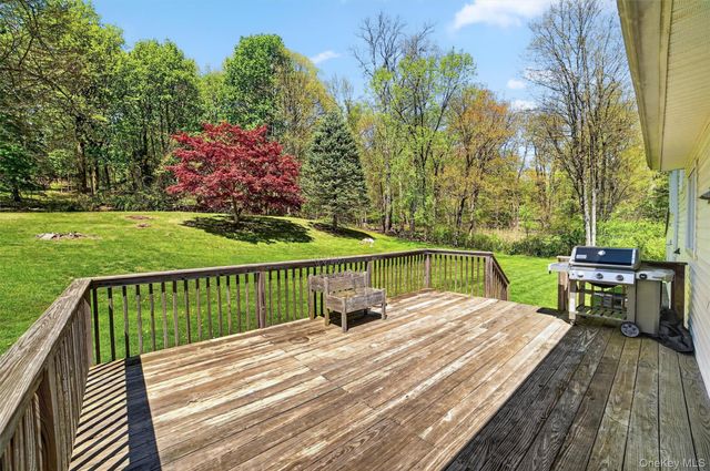 8 Aspen Way, Thornwood, NY 10594