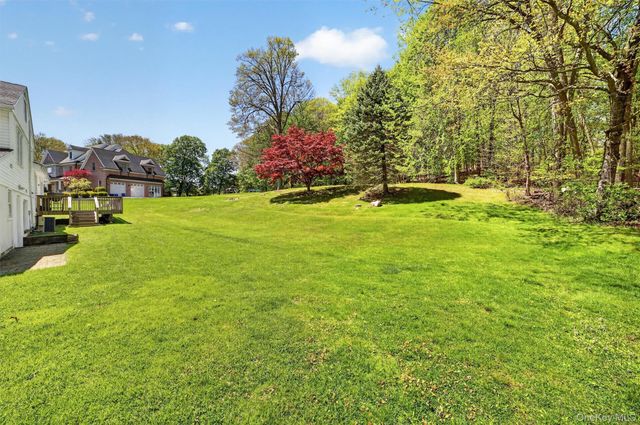 8 Aspen Way, Thornwood, NY 10594