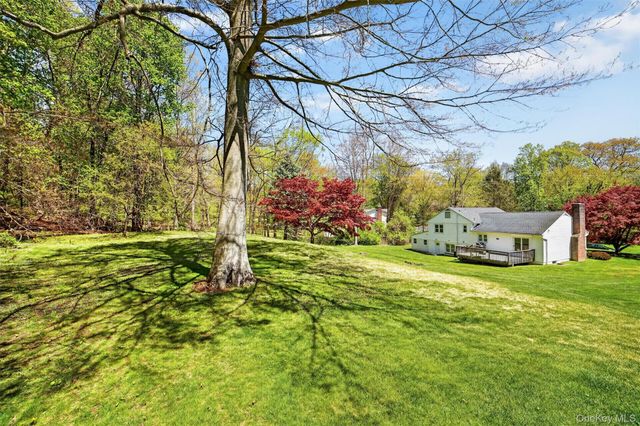 8 Aspen Way, Thornwood, NY 10594