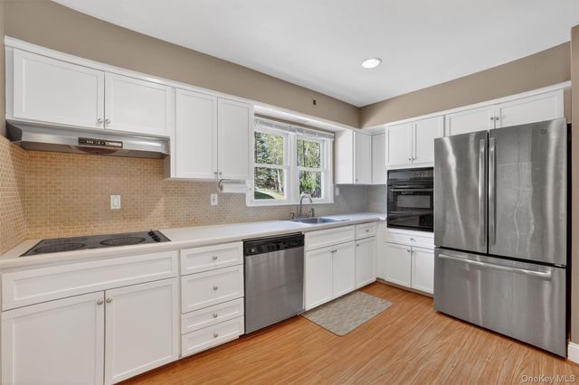 8 Aspen Way, Thornwood, NY 10594