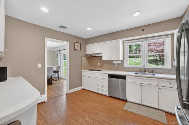 8 Aspen Way, Thornwood, NY 10594