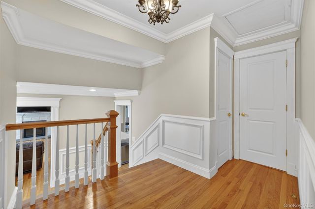 8 Aspen Way, Thornwood, NY 10594