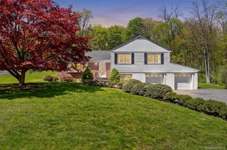 8 Aspen Way, Thornwood, NY 10594