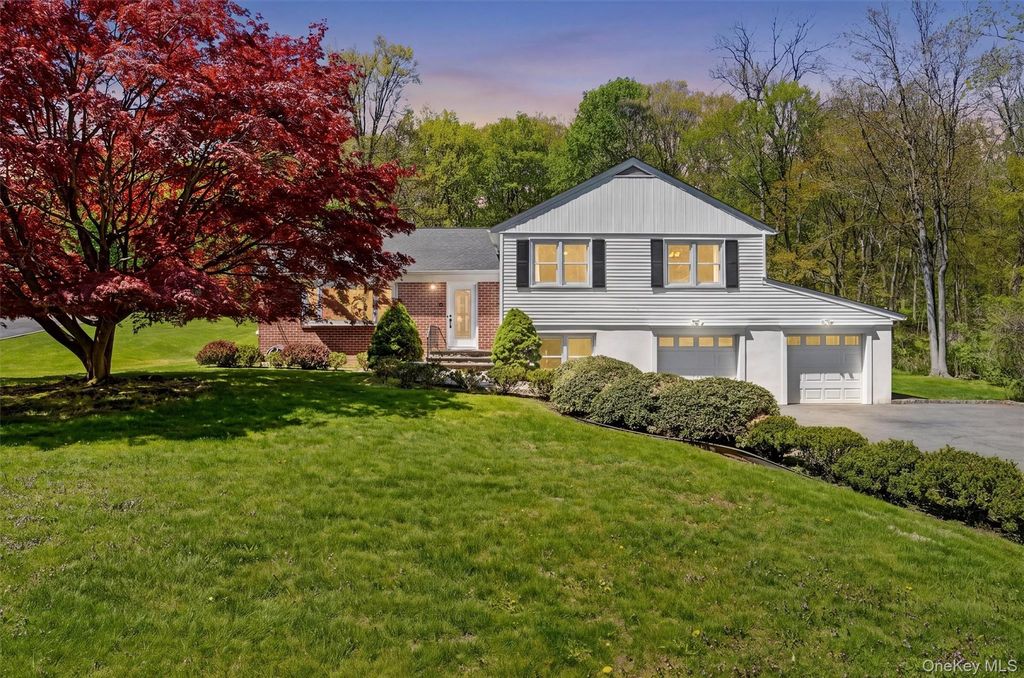 8 Aspen Way, Thornwood, NY 10594