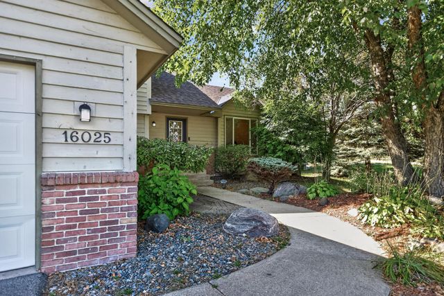 16025 Grove Trail, Lakeville, MN 55044