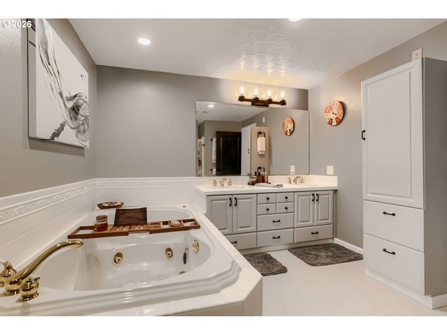 2167 Se MEADOW Ct, Gresham, OR 97080