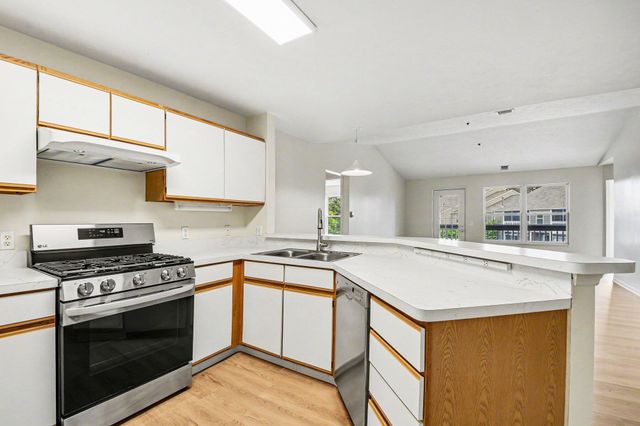 3101 Poplar Creek Drive SE 302, Grand Rapids, MI 49512