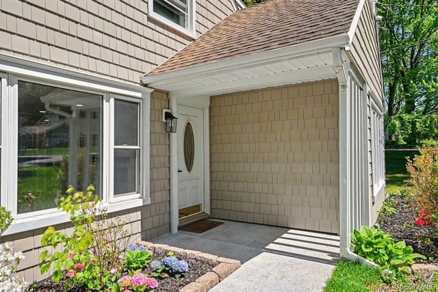94 E East Way, Mount Kisco, NY 10549