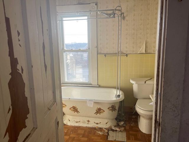 215 N 4th St, Youngwood, PA 15697