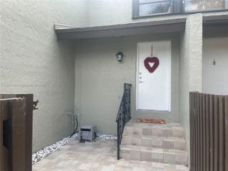 10020 NW 9th St Cir 203, Miami, FL 33172