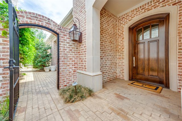 32 Fawn Wood Drive, Dallas, TX 75248