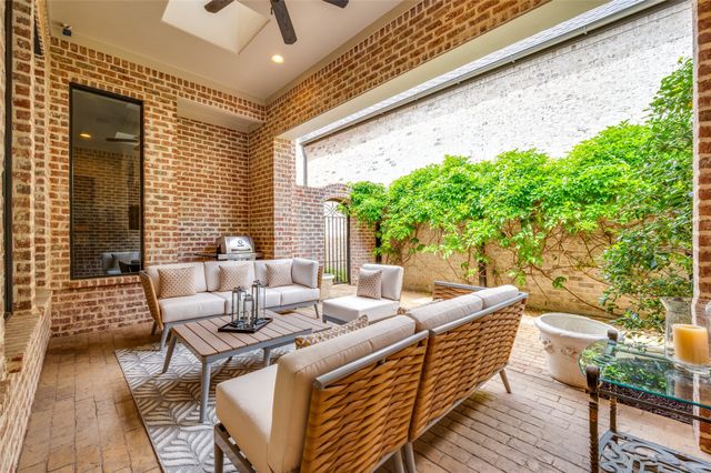 32 Fawn Wood Drive, Dallas, TX 75248