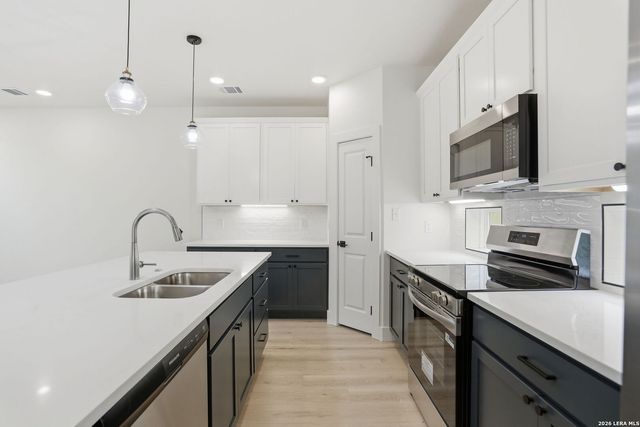 1147 PANIOLO DR, Boerne, TX 78006