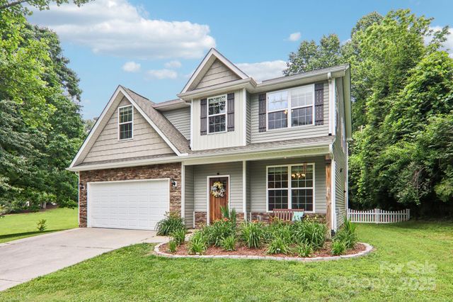 22 Streamside Drive, Hendersonville, NC 28791