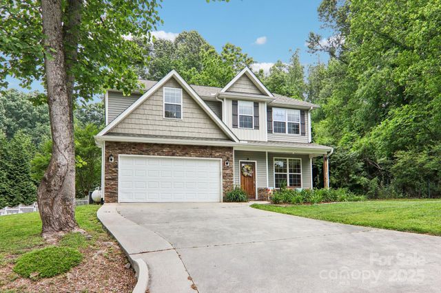 22 Streamside Drive, Hendersonville, NC 28791