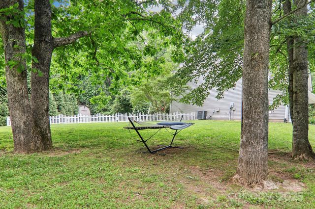 22 Streamside Drive, Hendersonville, NC 28791