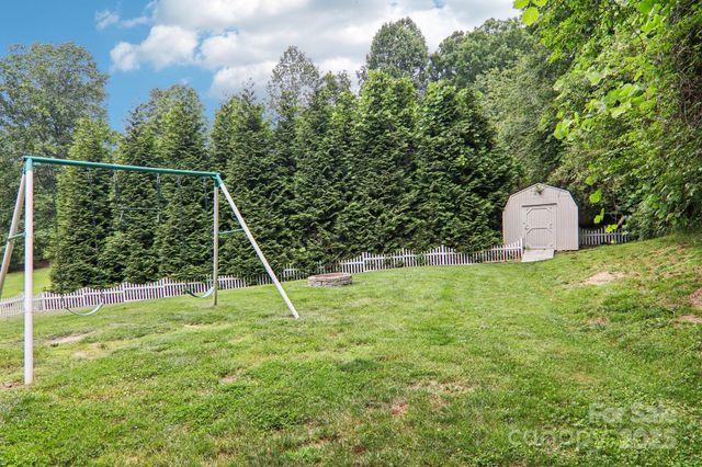 22 Streamside Drive, Hendersonville, NC 28791