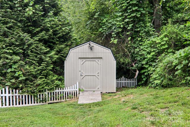 22 Streamside Drive, Hendersonville, NC 28791