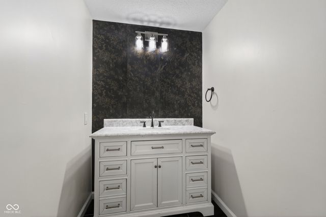 630 Karen Drive, Zionsville, IN 46077