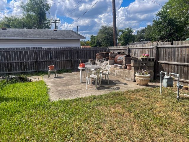 826 E Lott Ave, Kingsville, TX 78363