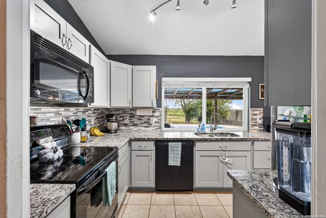11118 LONE SHADOW TRL, Live Oak, TX 78233